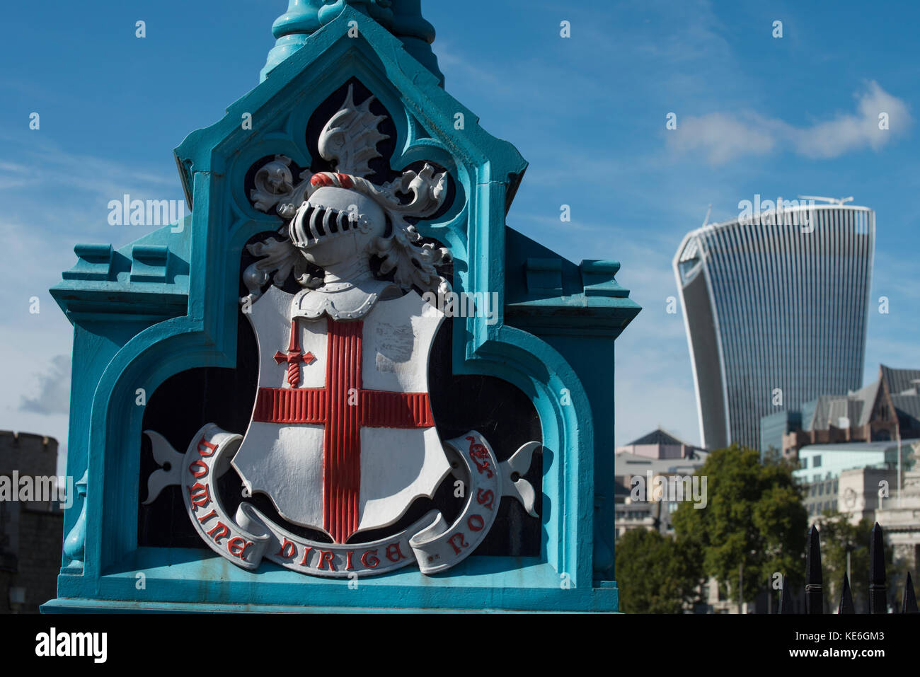 Città di Londra edifici moderni a contrasto con i vecchi edifici fotografati da Tower Bridge, Londra Inghilterra. Ott 2017 visto qui 20 Fenchurch Street Foto Stock