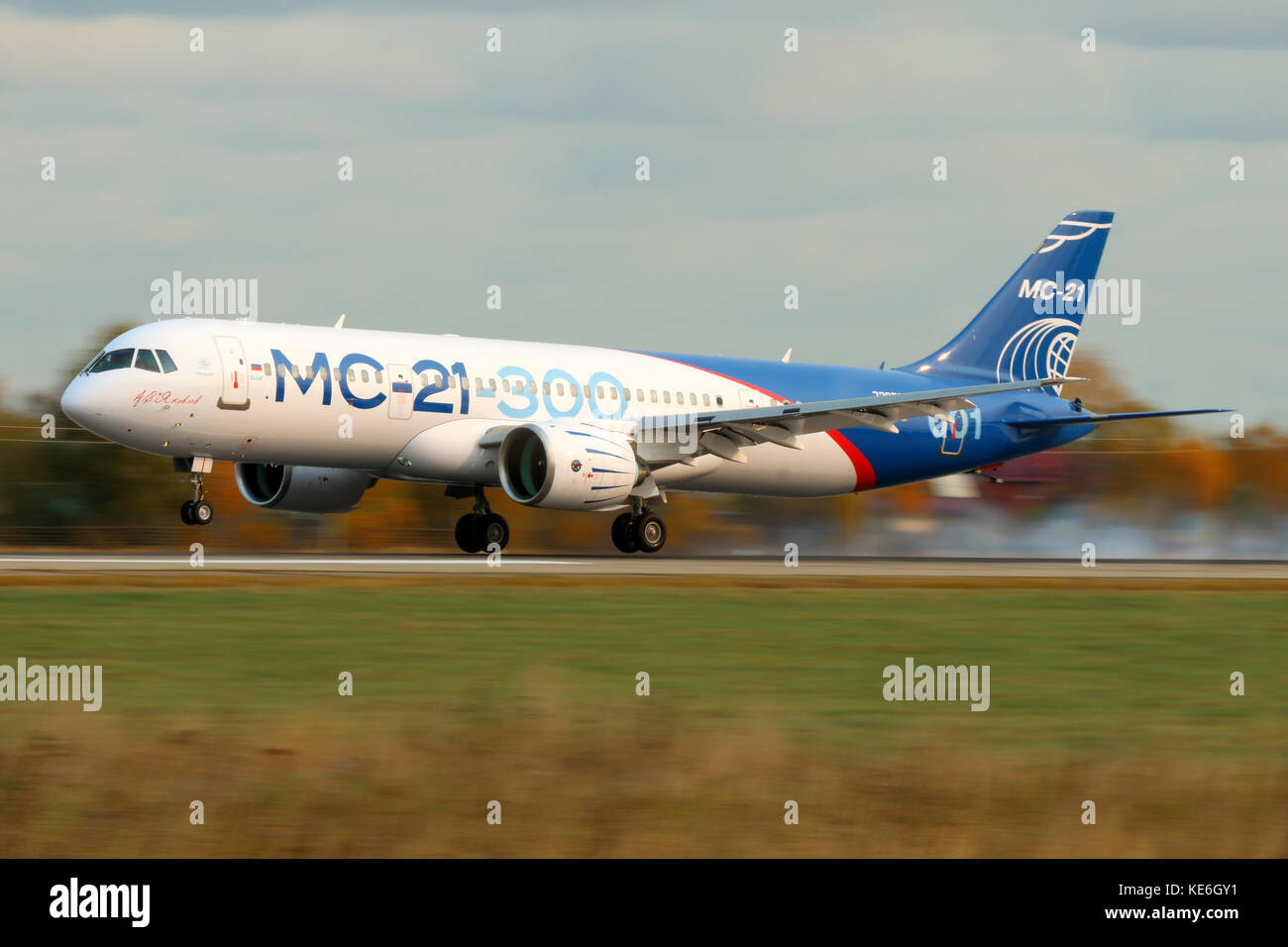 Zhukovsky, Moscow Region, Russia - 17 ottobre 2017: irkut ms-21 73051 prima battenti prototipo di una nuova federazione aereo civile in atterraggio a ramenskoe Foto Stock