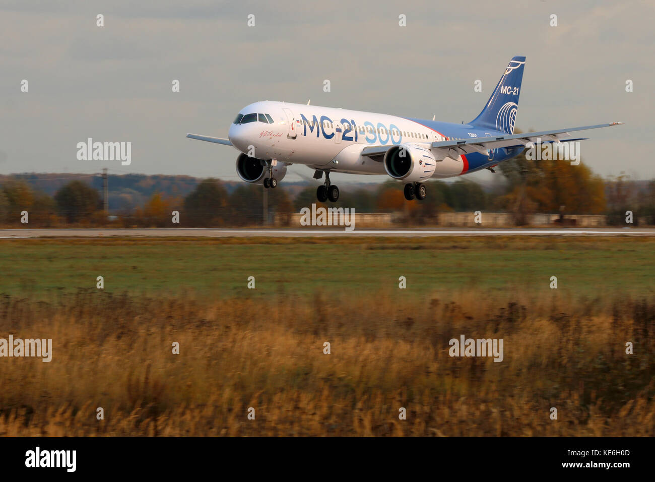 Zhukovsky, Moscow Region, Russia - 17 ottobre 2017: irkut ms-21 73051 prima battenti prototipo di una nuova federazione aereo civile in atterraggio a ramenskoe Foto Stock