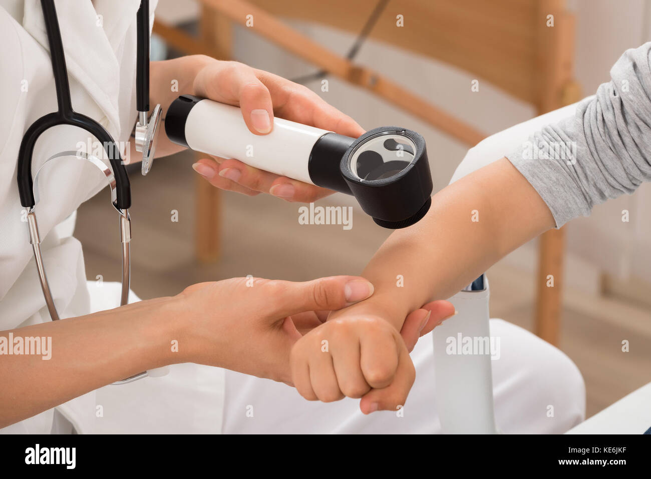 Close-up del medico di esaminare la pelle del bambino malato con Dermatoscope Foto Stock