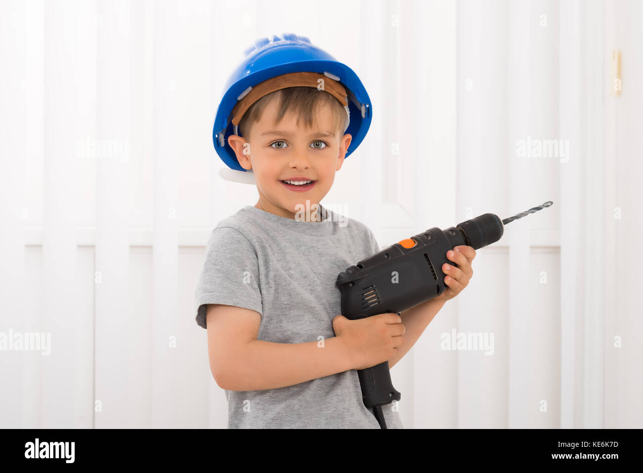 Ritratto di Felice Little Boy Holding trapano elettrico Foto Stock