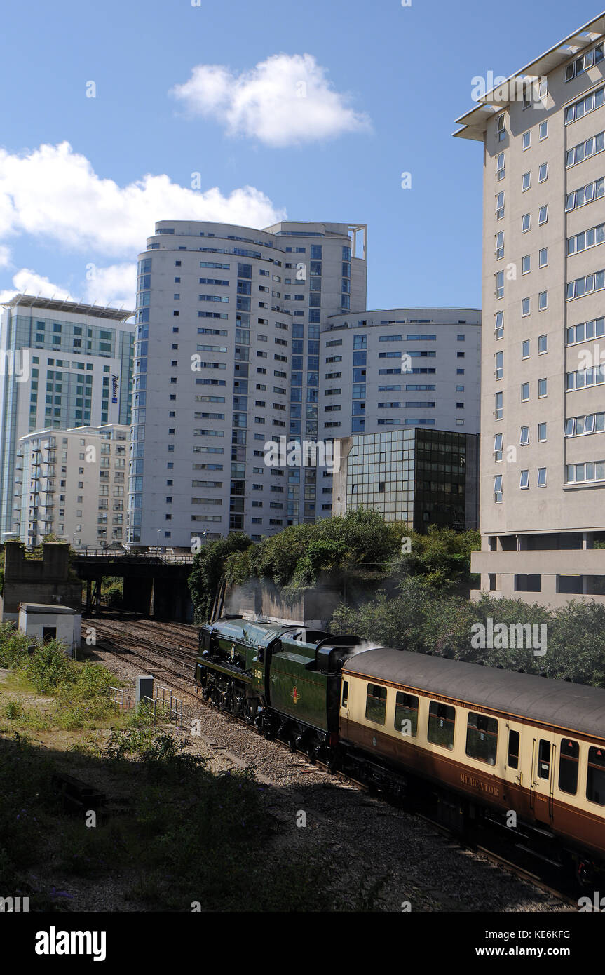35028 "clan" linea approcci centrale di Cardiff con un "cattedrali express' lavorando da Londra. Foto Stock