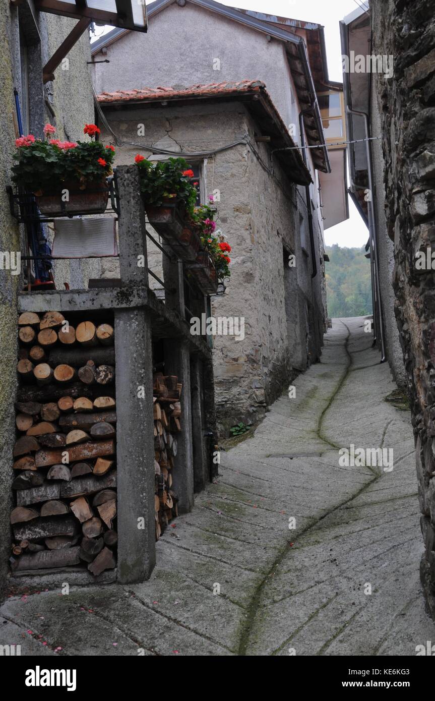 La vita nel villaggio di Carrega Ligure, Piemonte, Italia Foto Stock