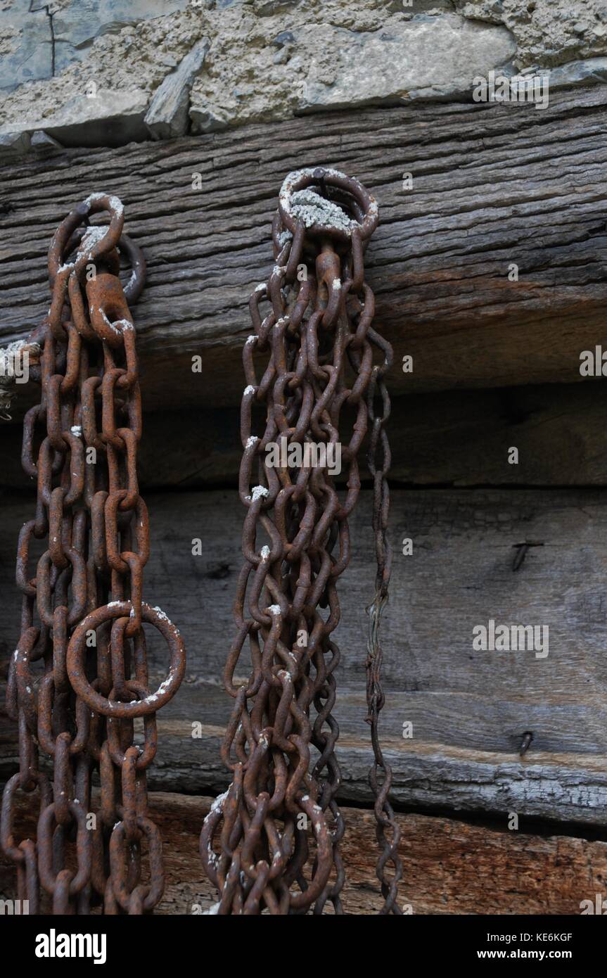 Vecchio arrugginito catene appese da dependance, in Italia rurale Foto Stock