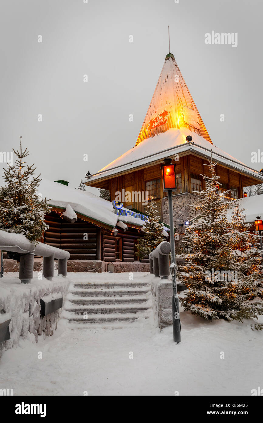 Casa di villaggio in inverno Foto Stock