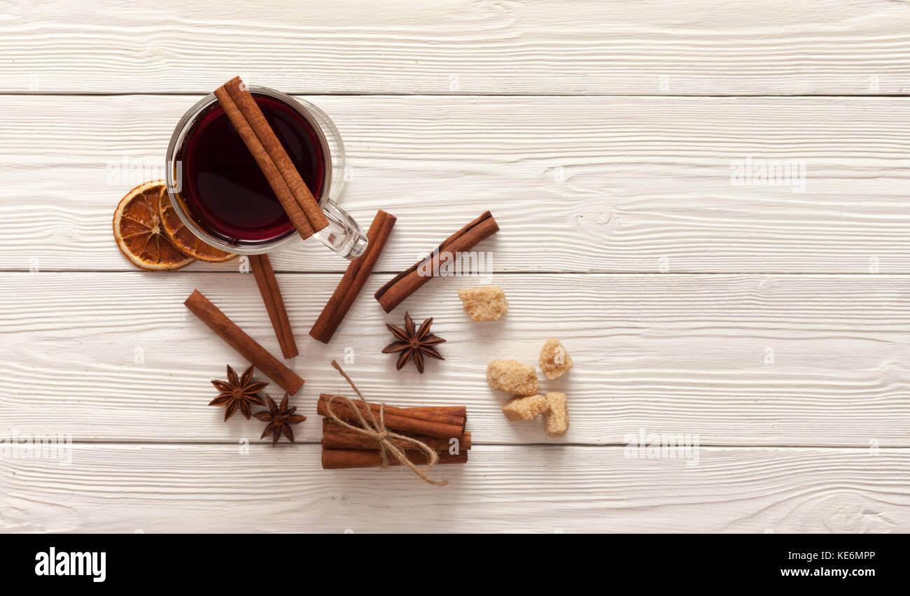 Ingredienti per il vin brulè bianco sul tavolo di legno Foto Stock