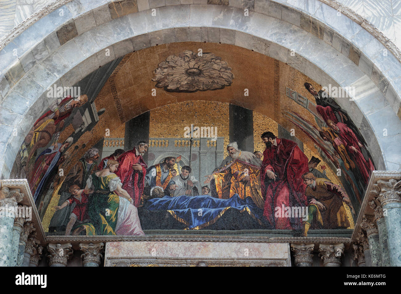 Venezia, dettaglio di un mosaico bizantino collocato su uno degli ingressi del st. mark basilica Foto Stock