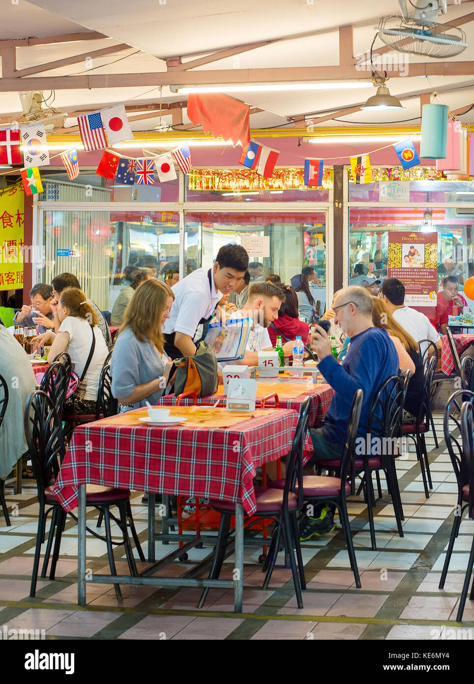 Chiang Mai, Thailandia - Jan 11, 2017: persone in un ristorante di strada al mercato notturno di Chiang Mai. chiang mai è una capitale culturale della Thailandia Foto Stock