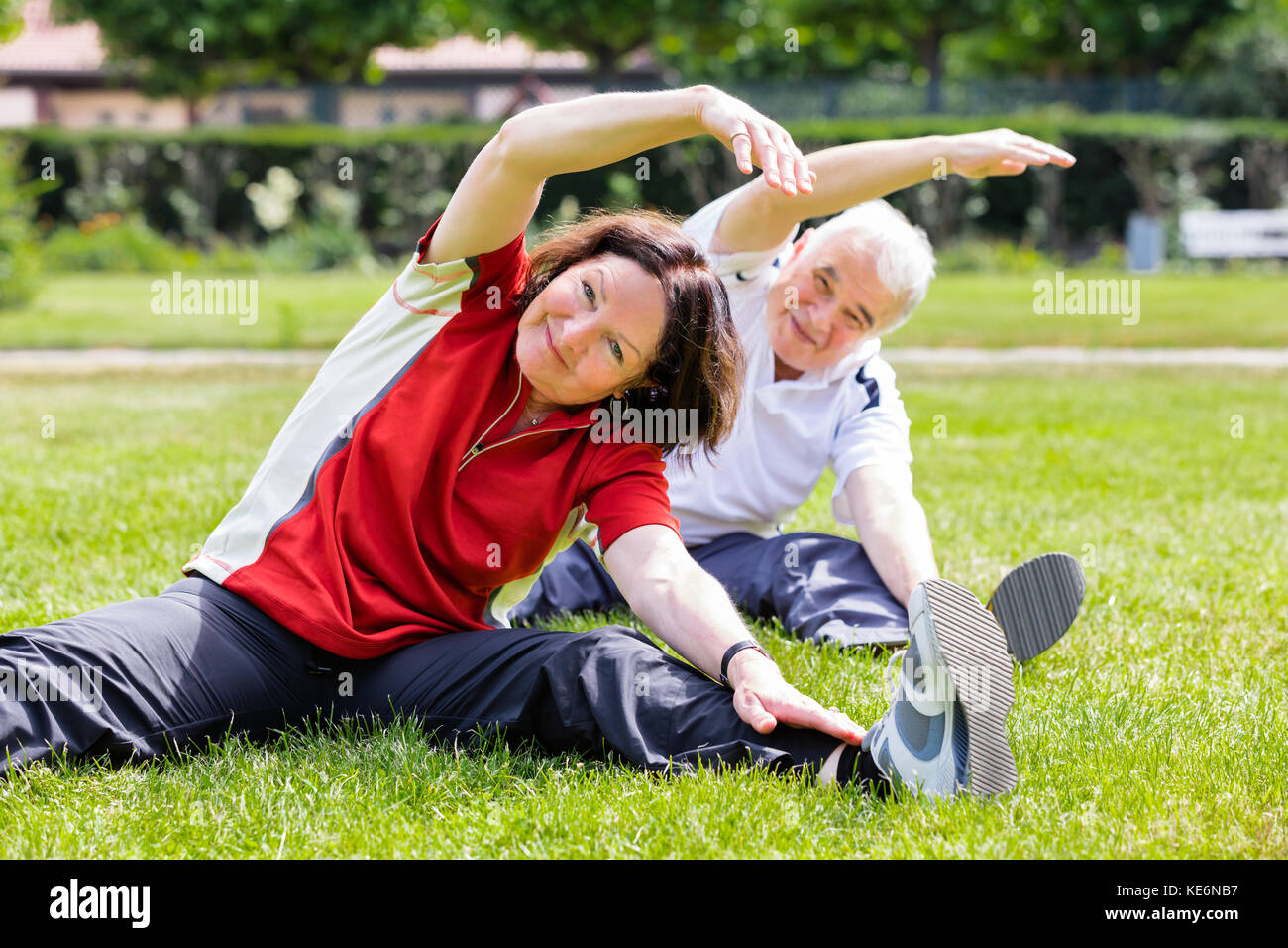 Felice coppia senior che esercitano nel parco al mattino Foto Stock