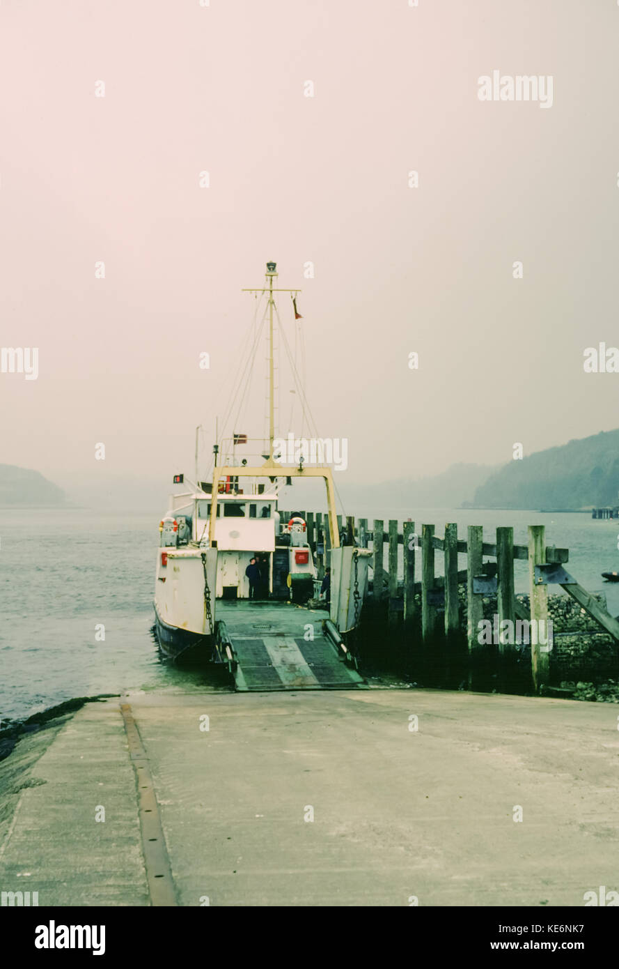 Piccolo traghetto Caledonian MacBrayne con rampa aperta al molo di Tobermory, Isola di Mull, Inner Hebrides, Scozia, Regno Unito negli anni '80 Foto Stock