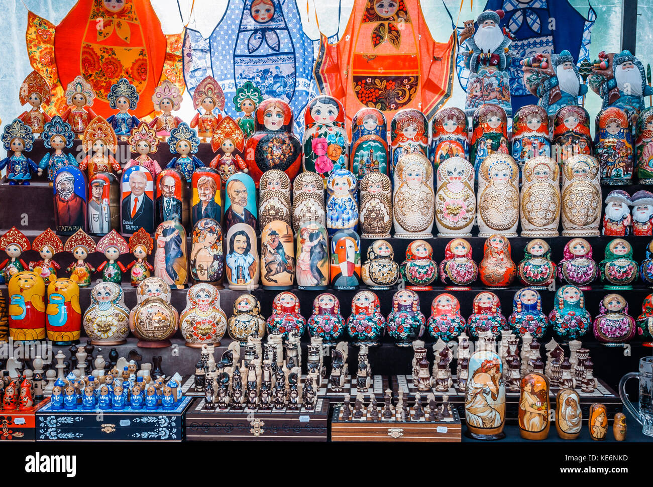 Uglich, Russia - 20 luglio 2017: Bambole russe colorate che nidificano Matryoshka al mercato. Babbo Natale russo Ded Moroz, diverse politiche ets Foto Stock