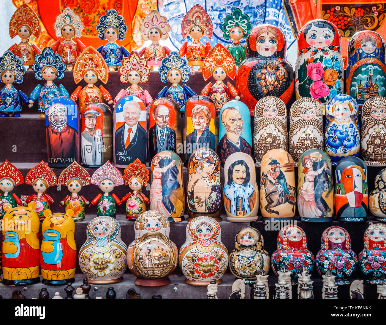 Uglich, Russia - 20 luglio 2017: Bambole russe colorate che nidificano Matryoshka al mercato. Babbo Natale russo Ded Moroz, diverse politiche ets Foto Stock