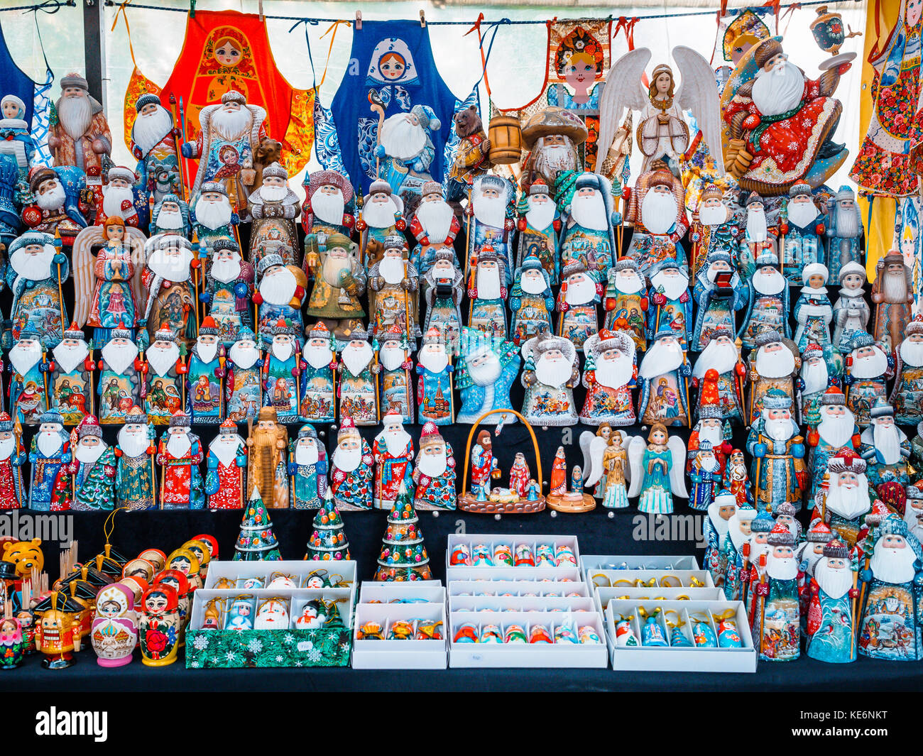Uglich, Russia - 20 luglio 2017: Bambole russe colorate che nidificano Matryashka al mercato. Foto Stock