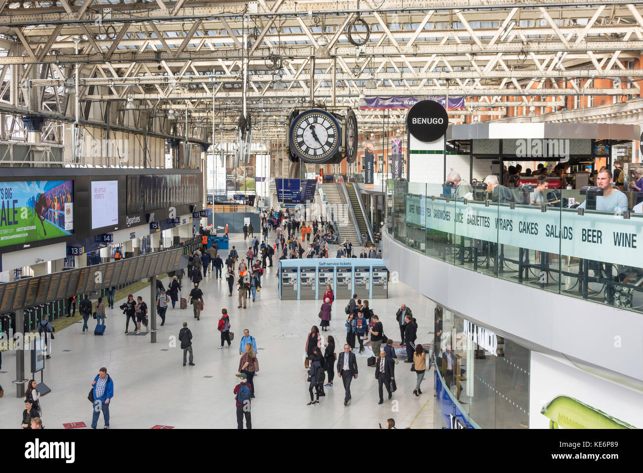 Sala partenze alla Stazione Waterloo di Londra, Waterloo, London Borough di Lambeth, Greater London, England, Regno Unito Foto Stock