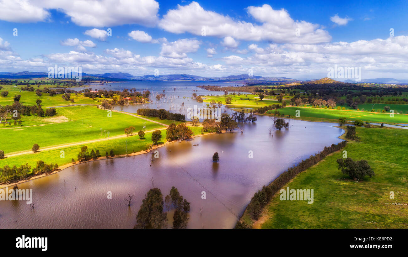 Hume lago, fiume Murray e Bowna creek circondato da coltivata agricola campi su una soleggiata giornata estiva. Foto Stock