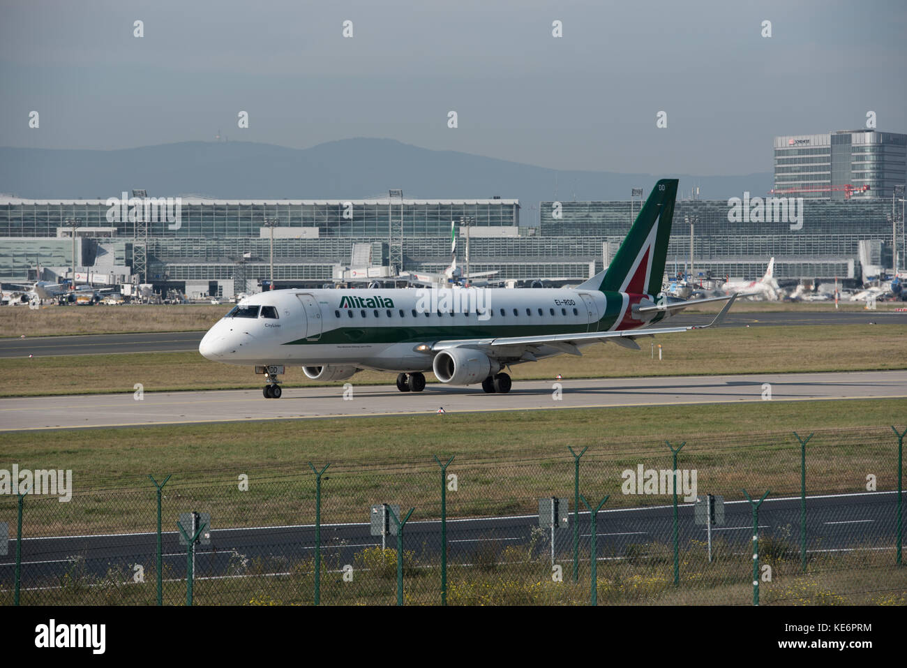 Reisen, Deutschland, Hessen, Francoforte sul meno, Flughafen, ottobre 18. Eine Embraer ERJ-175STD der Air Italia mit der Kennung EL-RDD rollt auf das sta Foto Stock