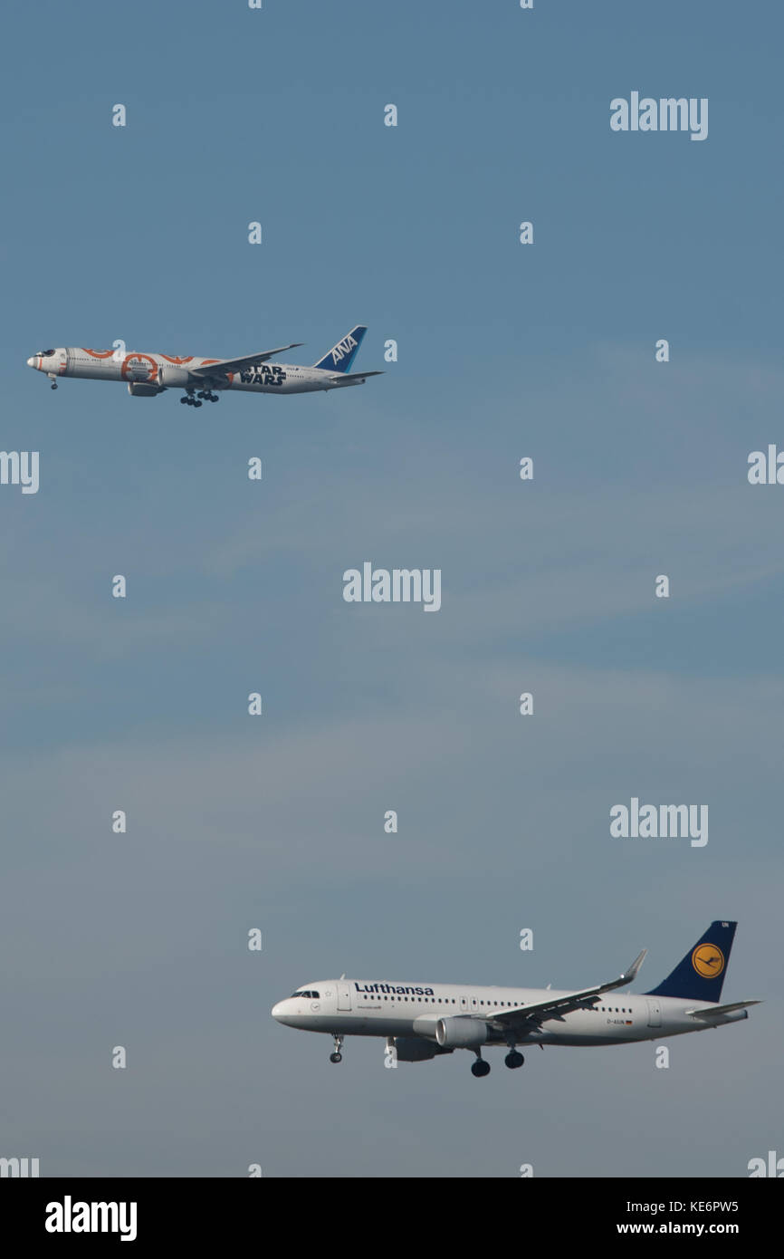 Reisen, Deutschland, Hessen, Francoforte sul meno, Flughafen, ottobre 18. Eine Boeing 777-381 (All Nippon Airwaysder) STAR WARS-Flotte und ein Airbus A32 Foto Stock