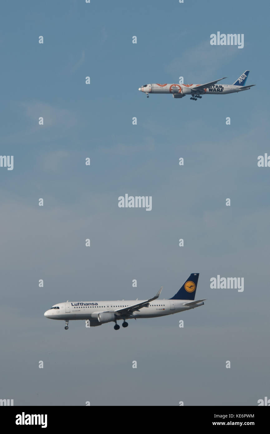 Reisen, Deutschland, Hessen, Francoforte sul meno, Flughafen, ottobre 18. Eine Boeing 777-381 (All Nippon Airwaysder) STAR WARS-Flotte und ein Airbus A32 Foto Stock