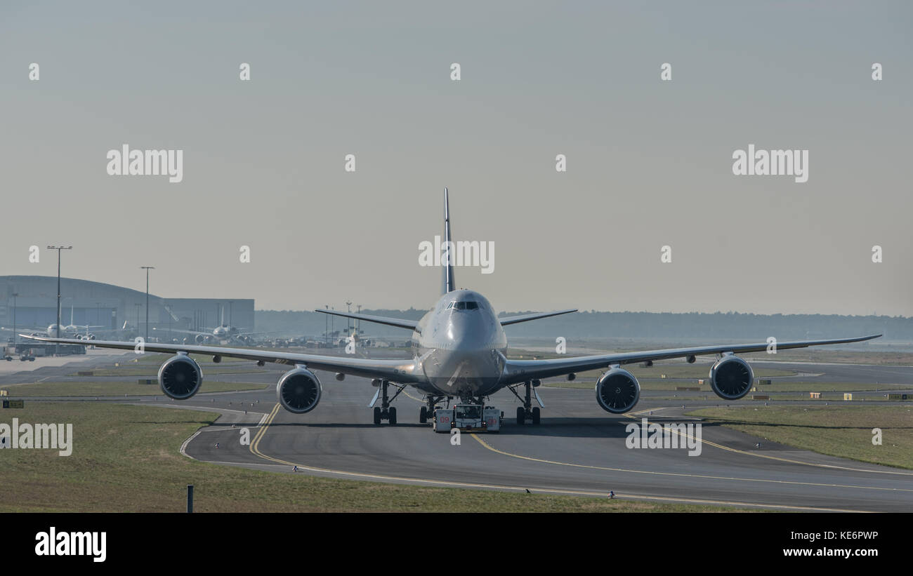 Reisen, Deutschland, Hessen, Francoforte sul meno, Flughafen, ottobre 18. Eine Boeing 747-830 mit der Kennung D-ABYM rott auf das Startfeld des Frankfurt Foto Stock