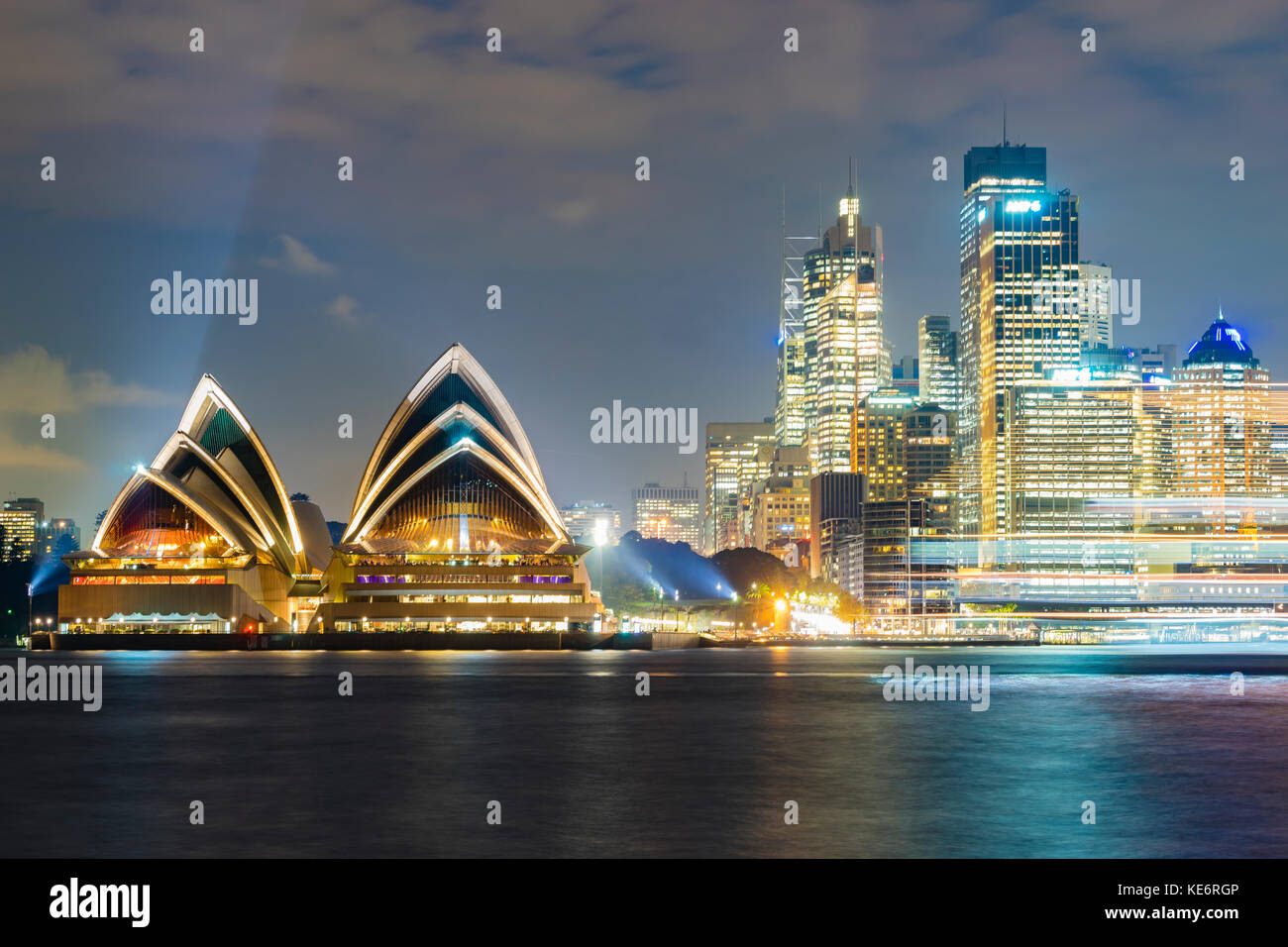 Sydney Opera House e il CBD di notte Foto Stock