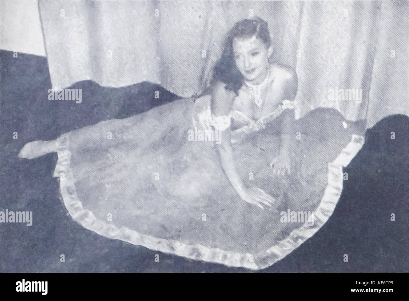Mala Ratina Dunia Film, datato 1 settembre 1954, presenta illustrazioni e articoli relativi al cinema e alla cultura cinematografica dell'epoca. Questa pubblicazione cattura le tendenze dell'intrattenimento e la storia del cinema della metà del XX secolo. Foto Stock