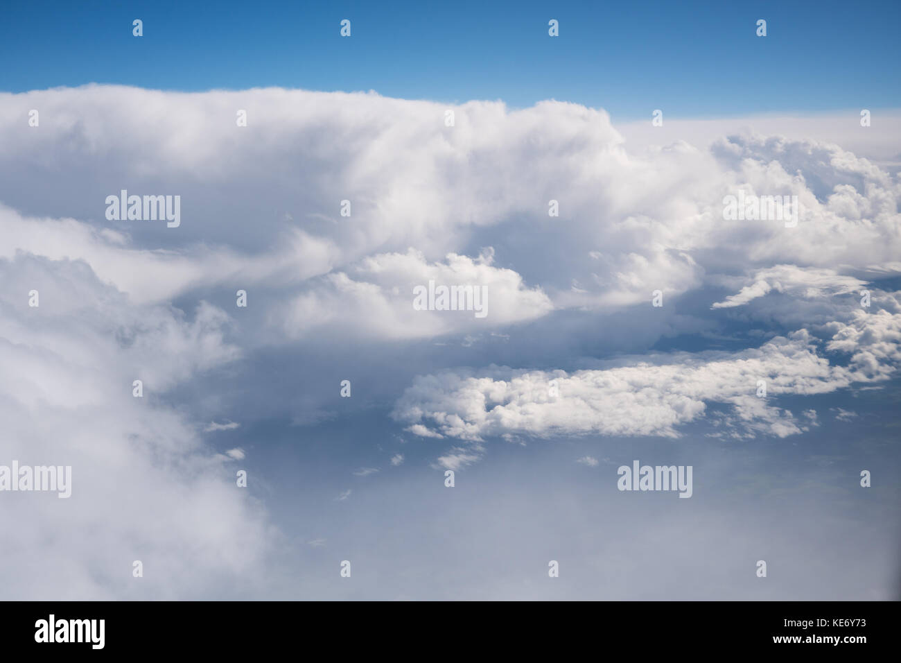 Il cielo blu con nuvole dalla vista in piano Foto Stock