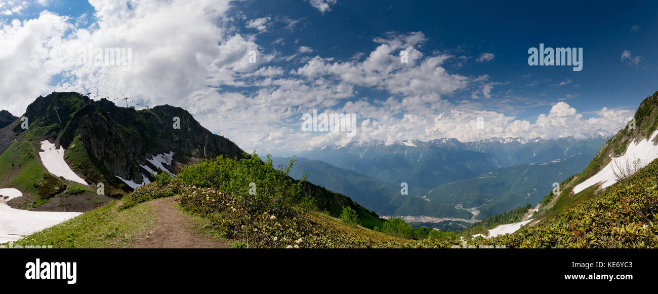 Panorama della cima dei monti del Caucaso Foto Stock