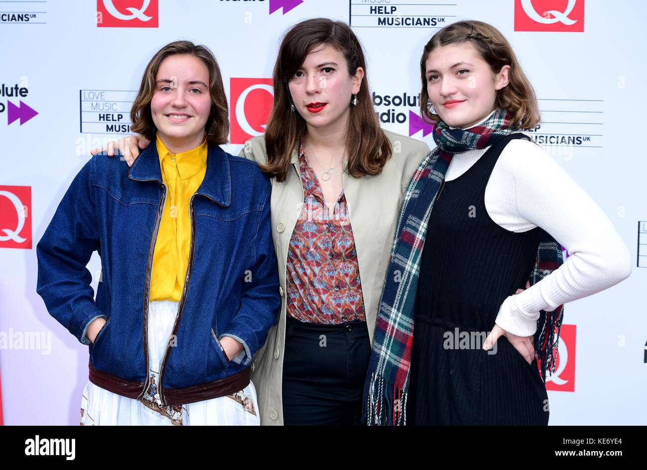 Poppy Hankin, Iris McConnell e Sophie Moss di Girl Ray arrivano per il Q Awards 2017 in associazione con Absolute radio alla Camden Roundhouse di Londra. Foto Stock