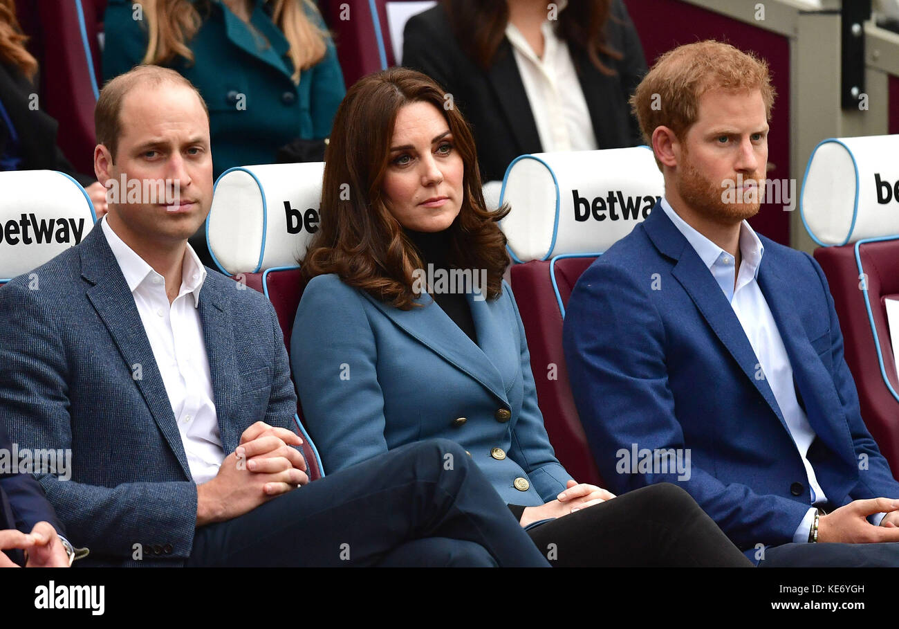 Il Duca e la Duchessa di Cambridge e il Principe Harry al West Ham United's London Stadium, come assistere alla cerimonia di laurea per più di 150 apprendisti Coach Core. Foto Stock
