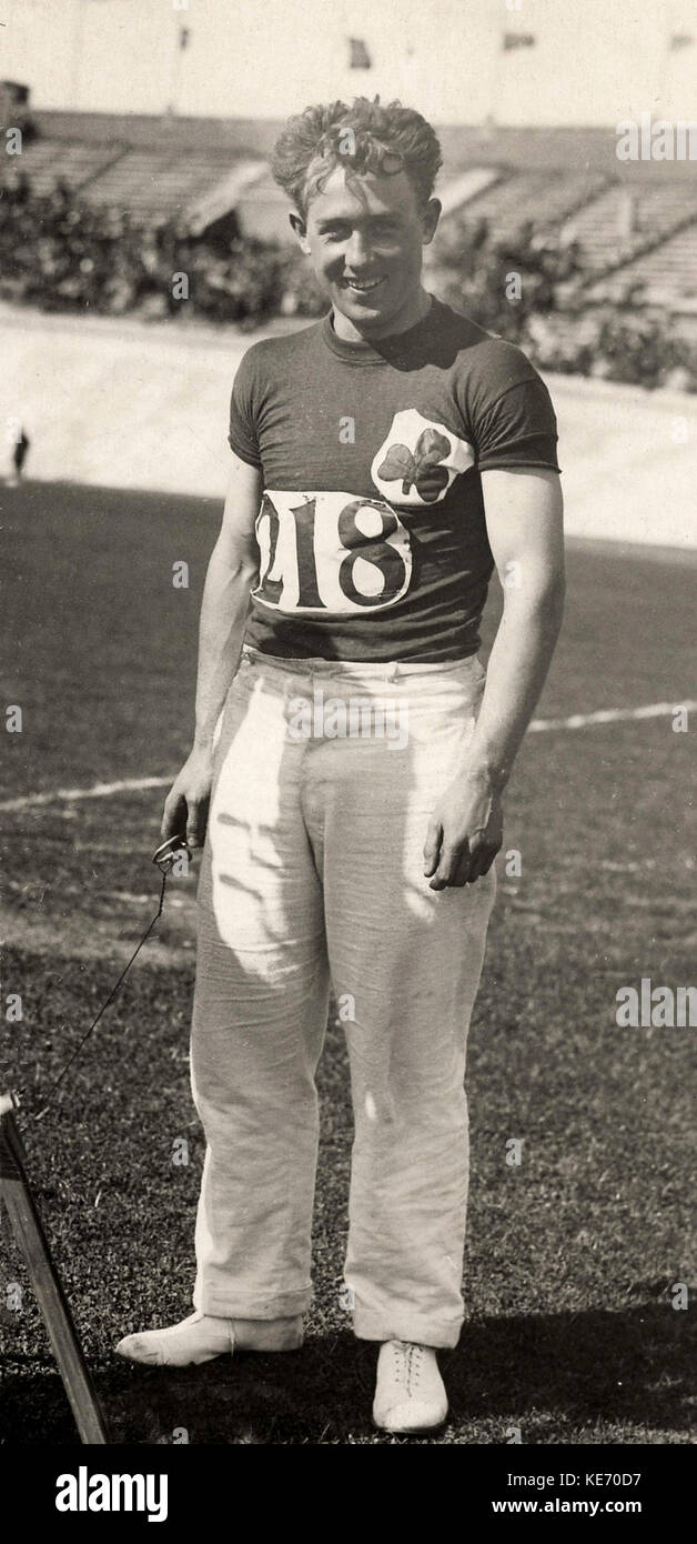 Una fotografia di Pat o'Callaghan, medaglia d'oro alle Olimpiadi irlandesi nel tiro al martello, del 1928, che mette in evidenza i suoi successi atletici. Foto Stock