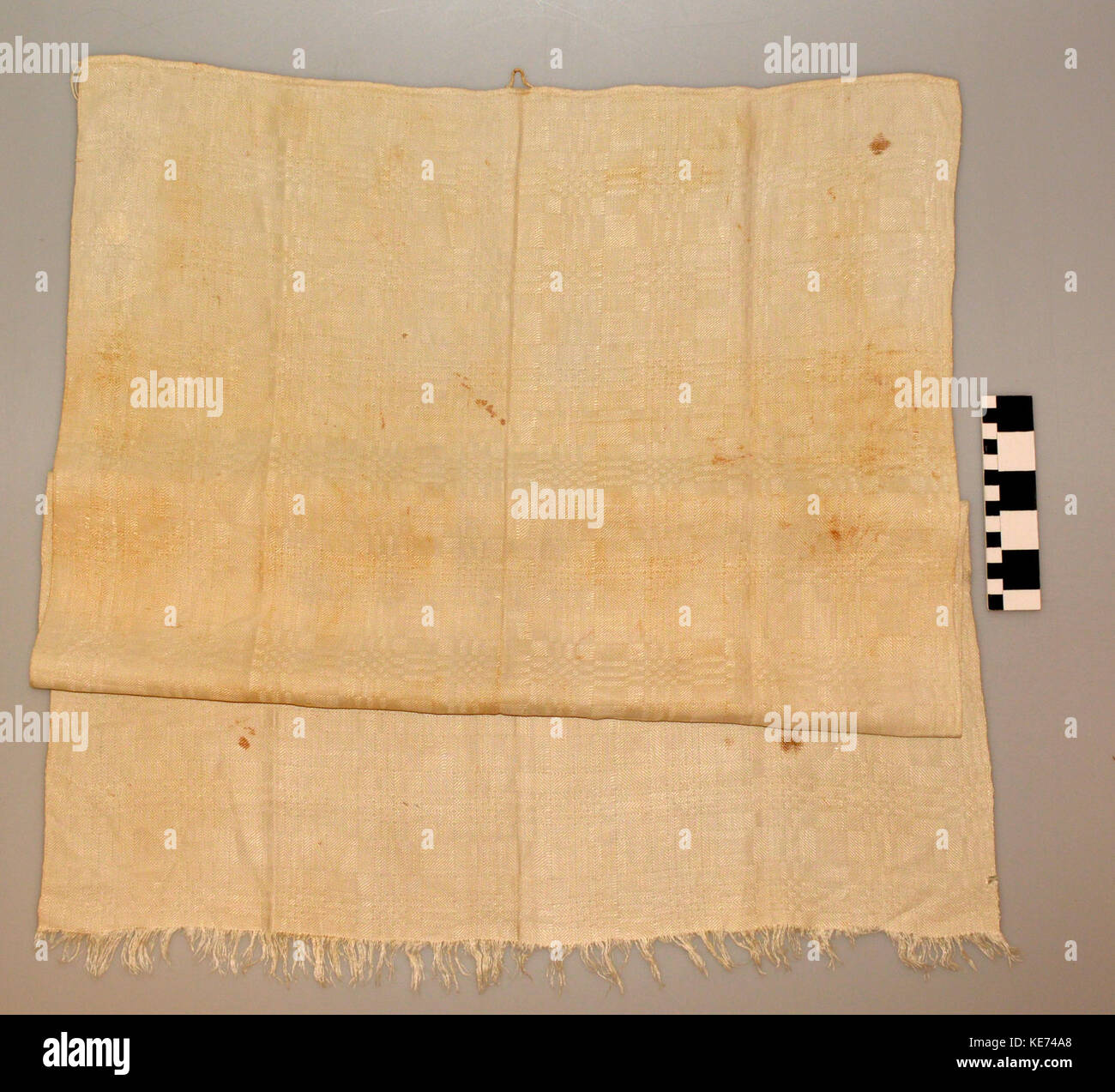 Un asciugamano di lino bianco, comunemente usato per l'igiene personale, realizzato in tessuto di lino fine e tipicamente presente in ambienti domestici o commerciali. Foto Stock