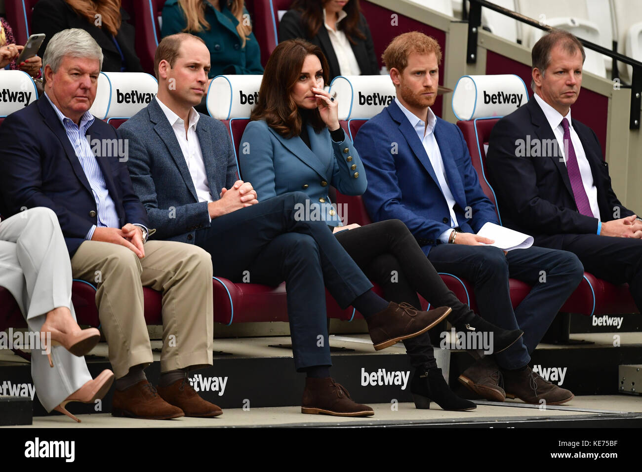 Sir Keith Mills (a sinistra), presidente della Royal Foundation, siede con il Duca e la Duchessa di Cambridge e il Principe Harry al West Ham United's London Stadium, mentre partecipano alla cerimonia di laurea per più di 150 apprendisti Coach Core. Foto Stock