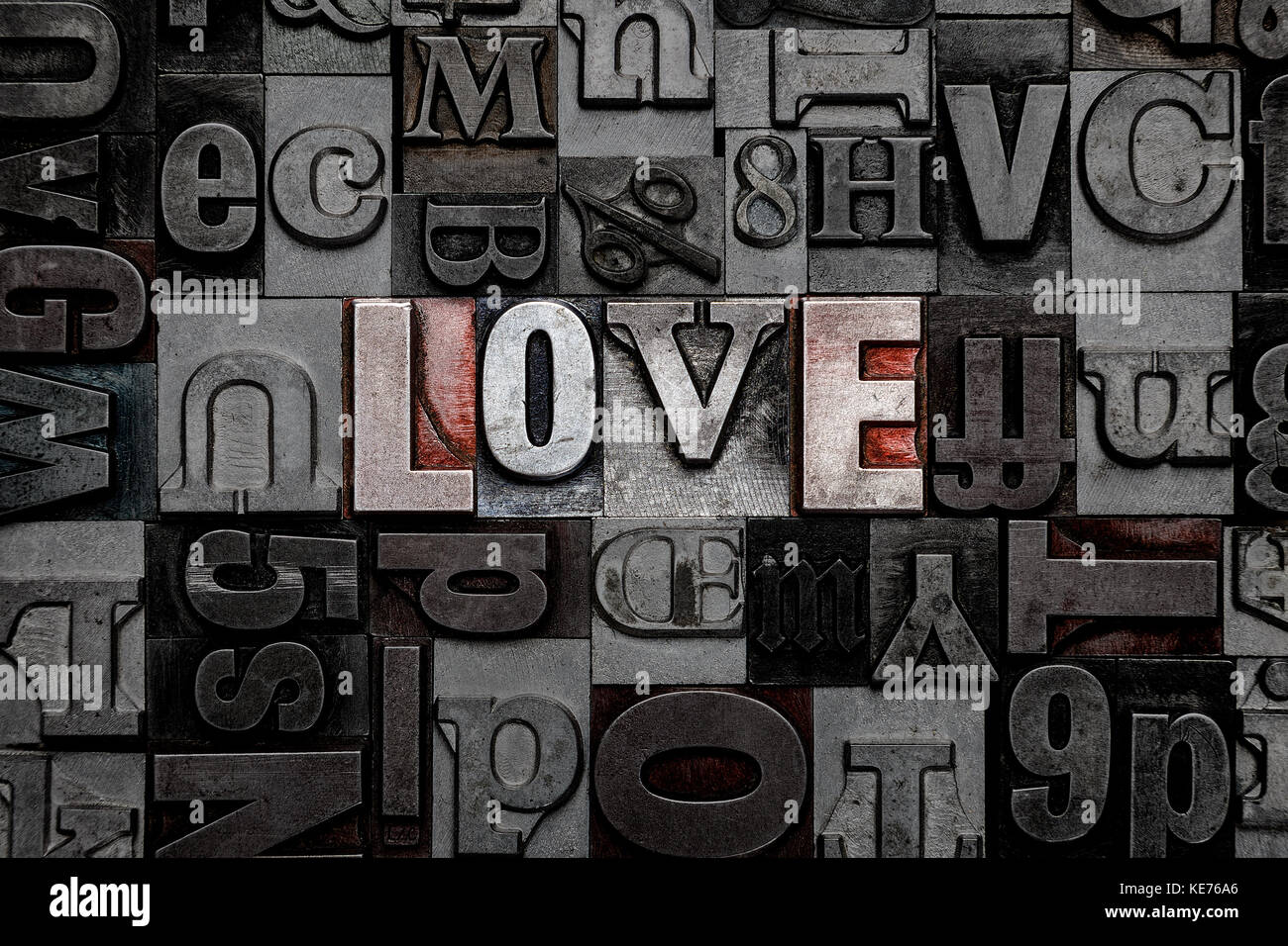 La parola amore fatto dal vecchio metallo lettere in rilievo Foto Stock