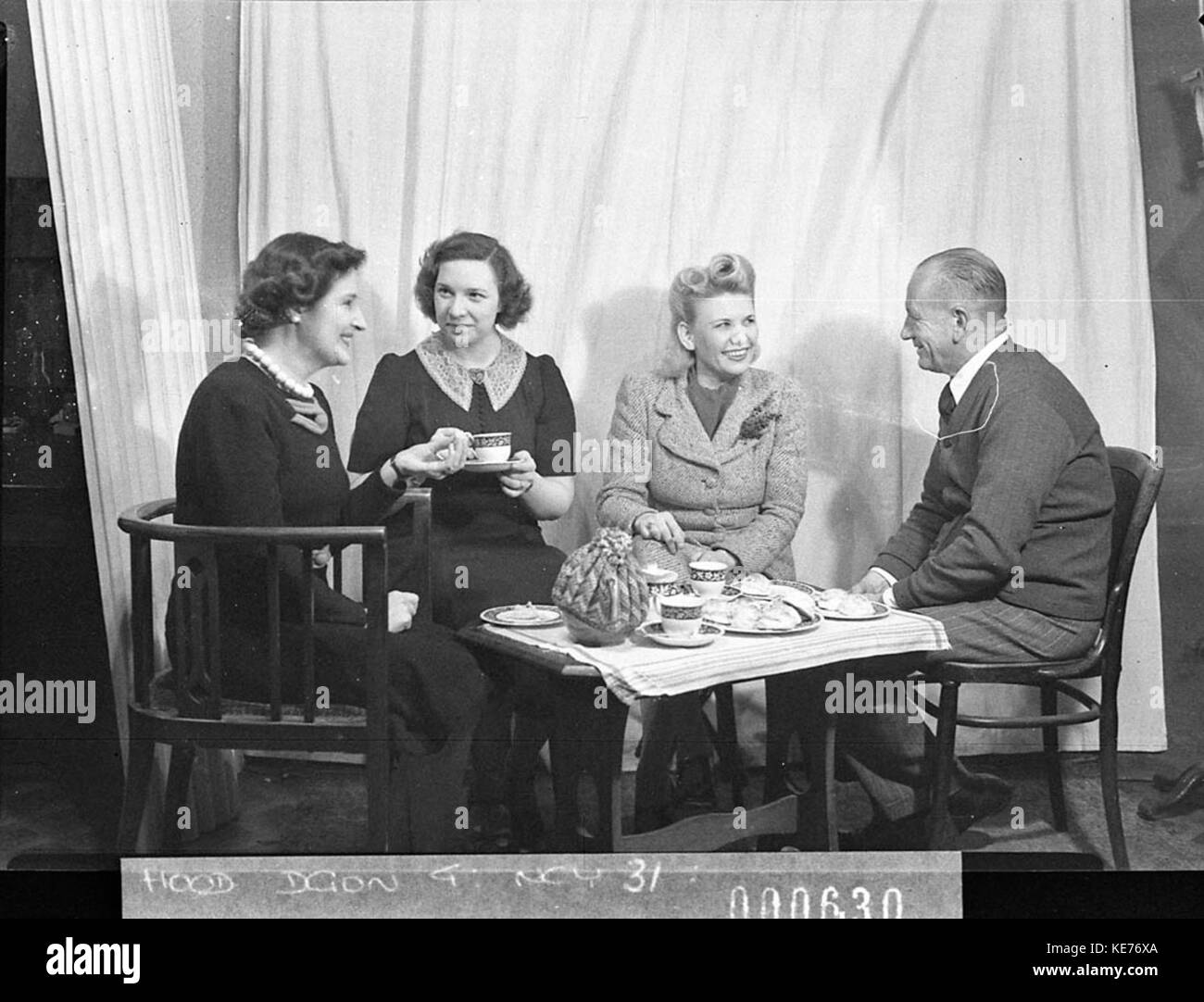 13120 sul set di un film di tre donne e un uomo prendere il tè del mattino scena da questi bambini BritishAustralian produzione Foto Stock