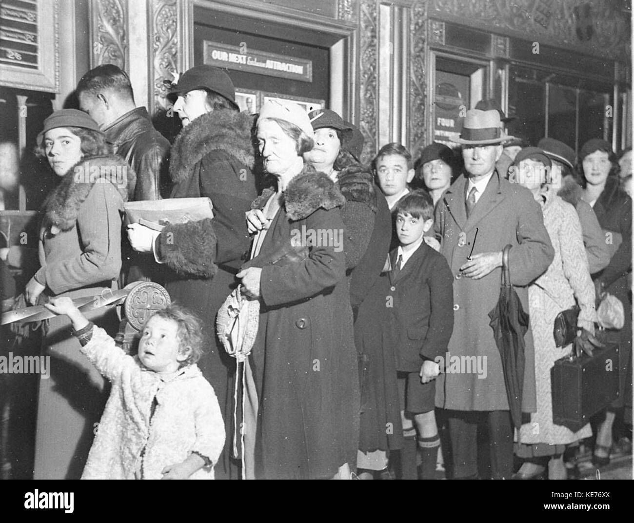 6455 una coda nel foyer del Teatro di Stato prezzi platea frontale 16 si spegne e il retro del cerchio 2 e stalli riservati 26 Foto Stock