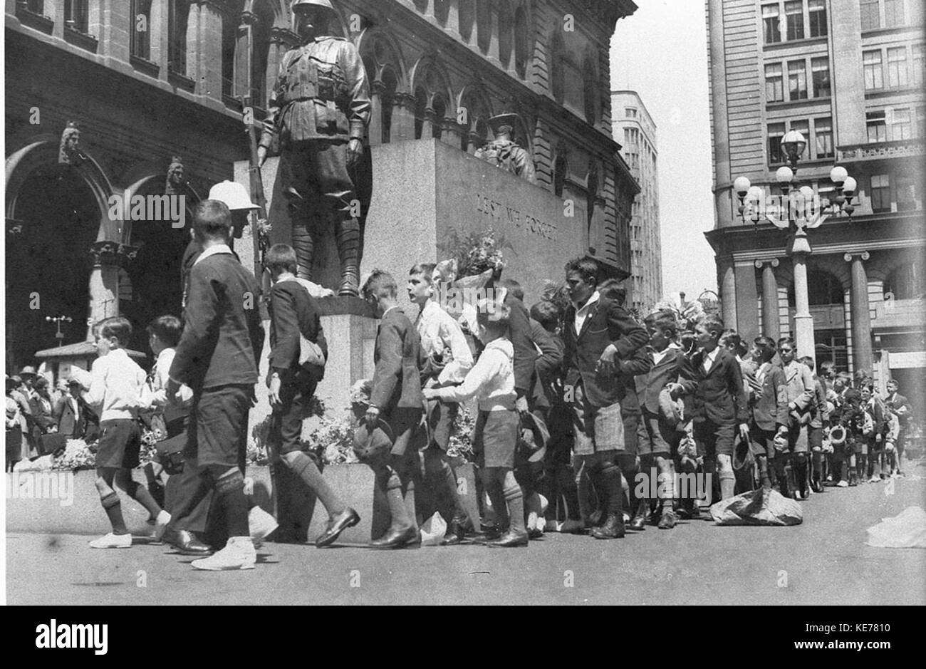 Questa immagine cattura un gruppo di bambini che marciano davanti a un luogo, probabilmente in un evento pubblico o una processione. La scena riflette la partecipazione dei giovani a movimenti sociali o politici, o un'occasione cerimoniale. Foto Stock Questa immagine cattura un gruppo di bambini che marciano davanti a un luogo, probabilmente in un evento pubblico o una processione. La scena riflette la partecipazione dei giovani a movimenti sociali o politici, o un'occasione cerimoniale. Foto Stock