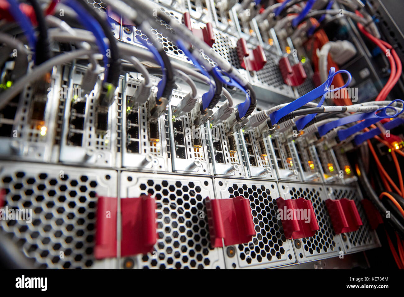 Chiudere i pannelli del server e la spina di connessione di rete Foto Stock
