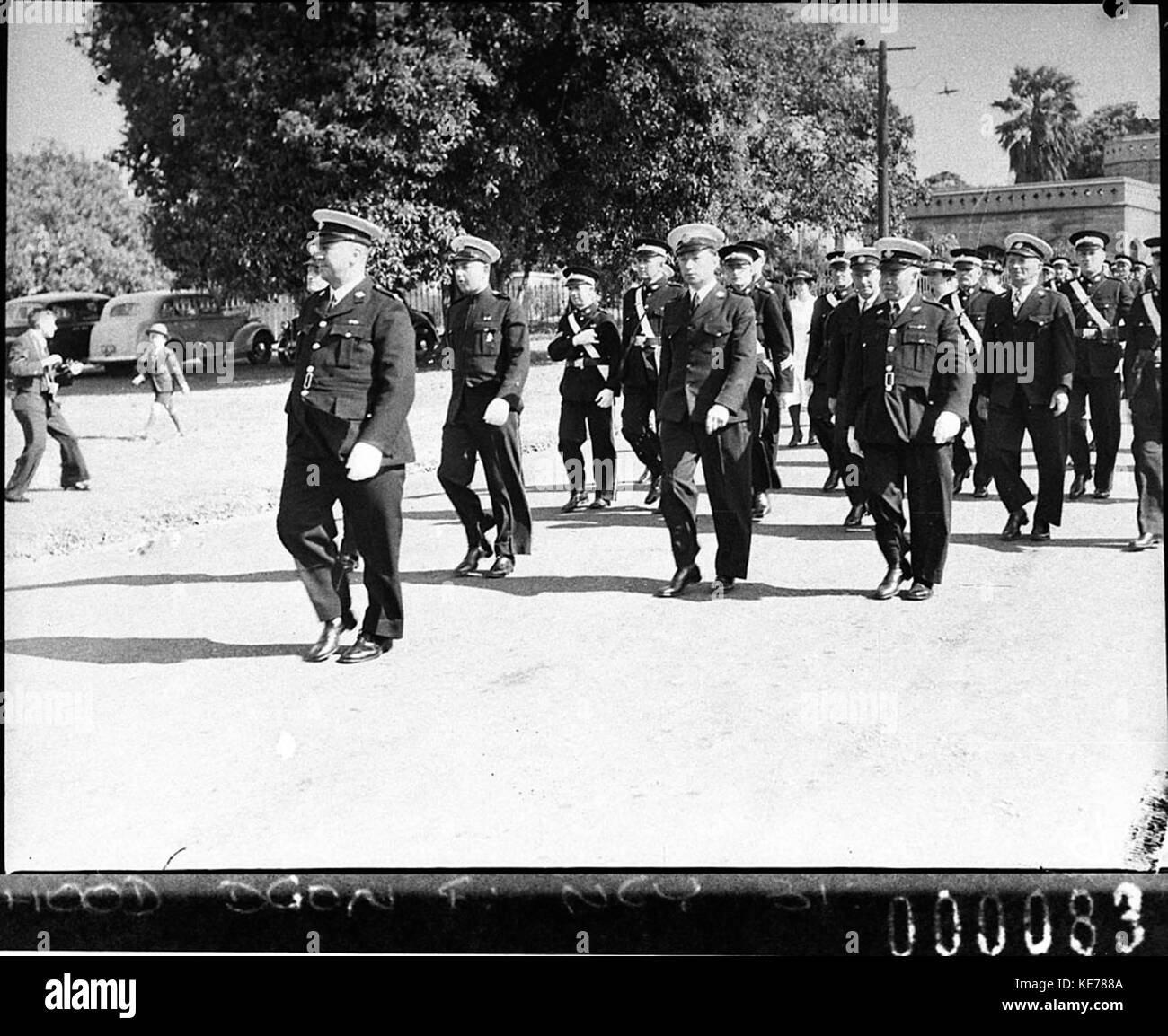 L'immagine cattura il conferimento di onorificenze e medaglie alla Government House di Sydney, durante una sfilata di ambulanze di St. John, riconoscendo il contributo degli individui al servizio pubblico e all'assistenza sanitaria. Foto Stock