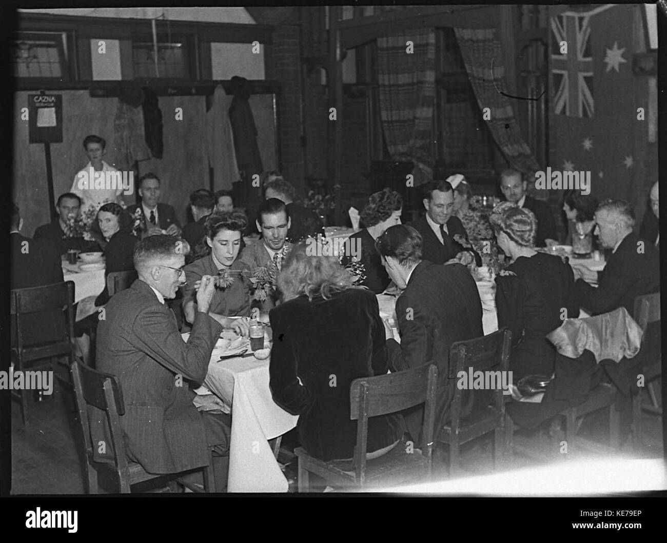 L'immagine cattura la cena Federated Ironworkers, un evento in cui i membri del sindacato si riuniscono per un'occasione sociale. Questo momento mette in luce la comunità e la solidarietà nel commercio del ferro. Foto Stock