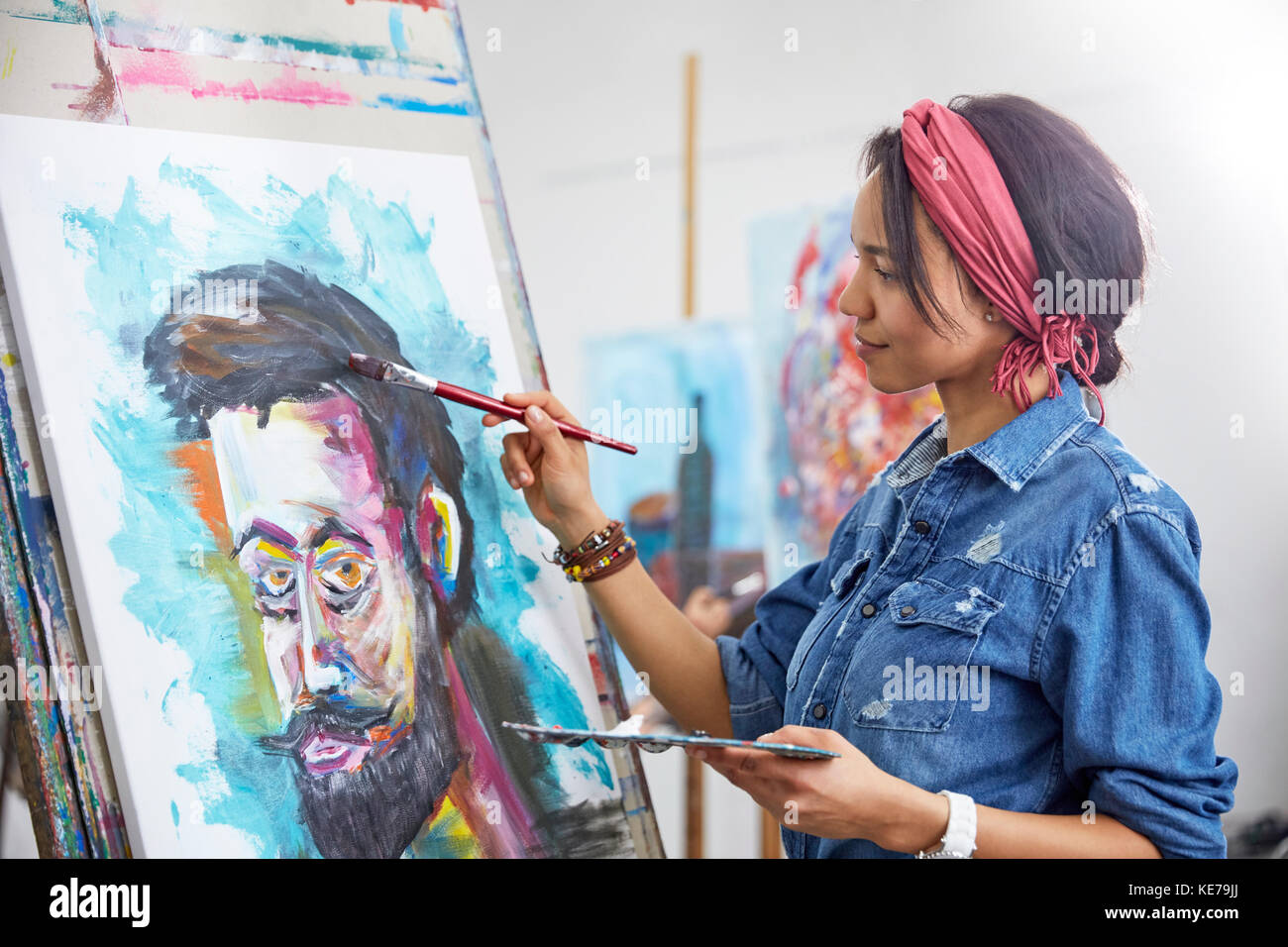 Artista femminile pittura in art studio Foto Stock