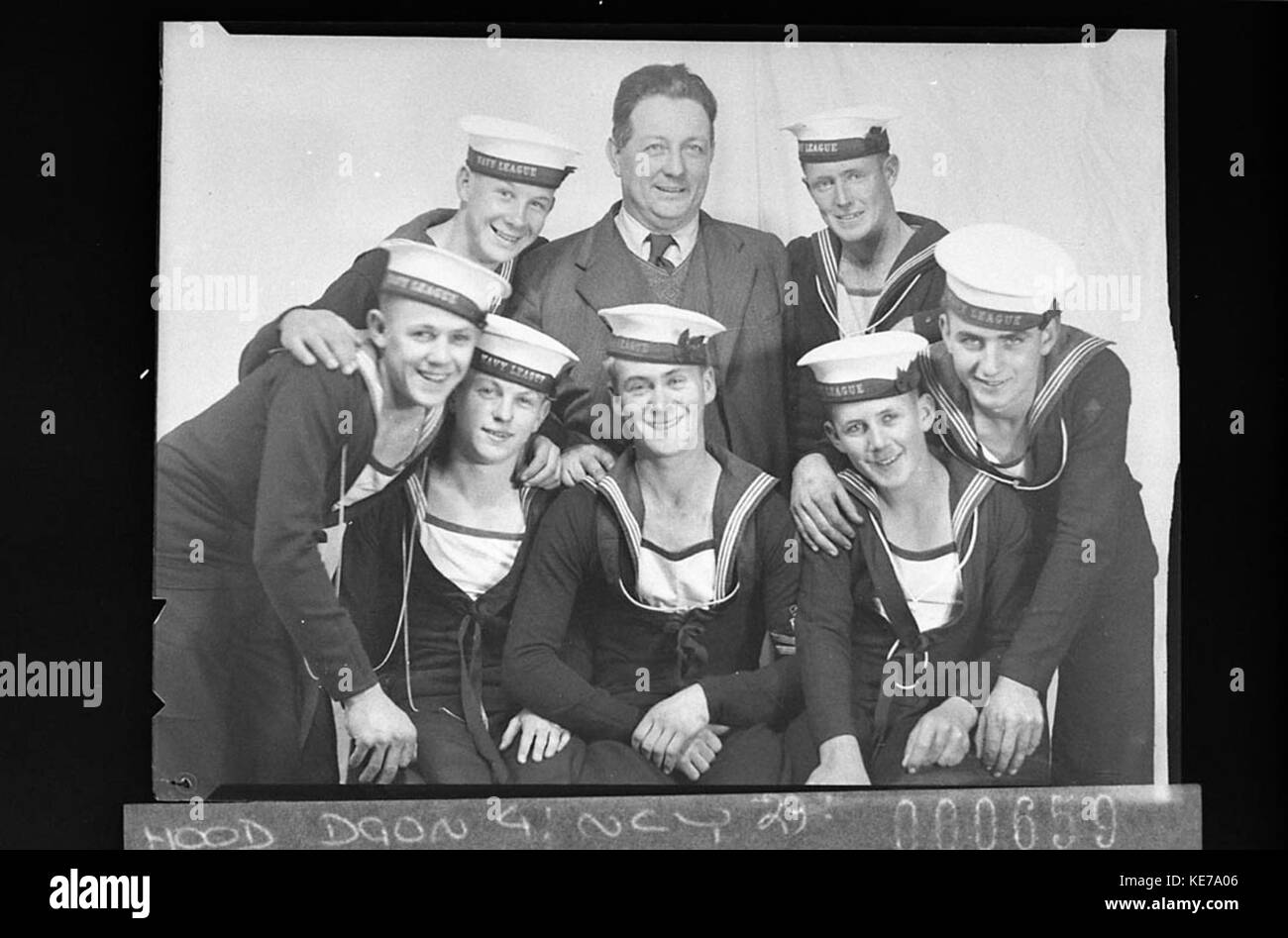 Una fotografia raffigurante un gruppo di allievi della Navy League, probabilmente in un ambiente formale o di addestramento. Questi cadetti facevano parte di un'organizzazione giovanile progettata per promuovere le abilità e la disciplina marittime. Foto Stock Una fotografia raffigurante un gruppo di allievi della Navy League, probabilmente in un ambiente formale o di addestramento. Questi cadetti facevano parte di un'organizzazione giovanile progettata per promuovere le abilità e la disciplina marittime. Foto Stock