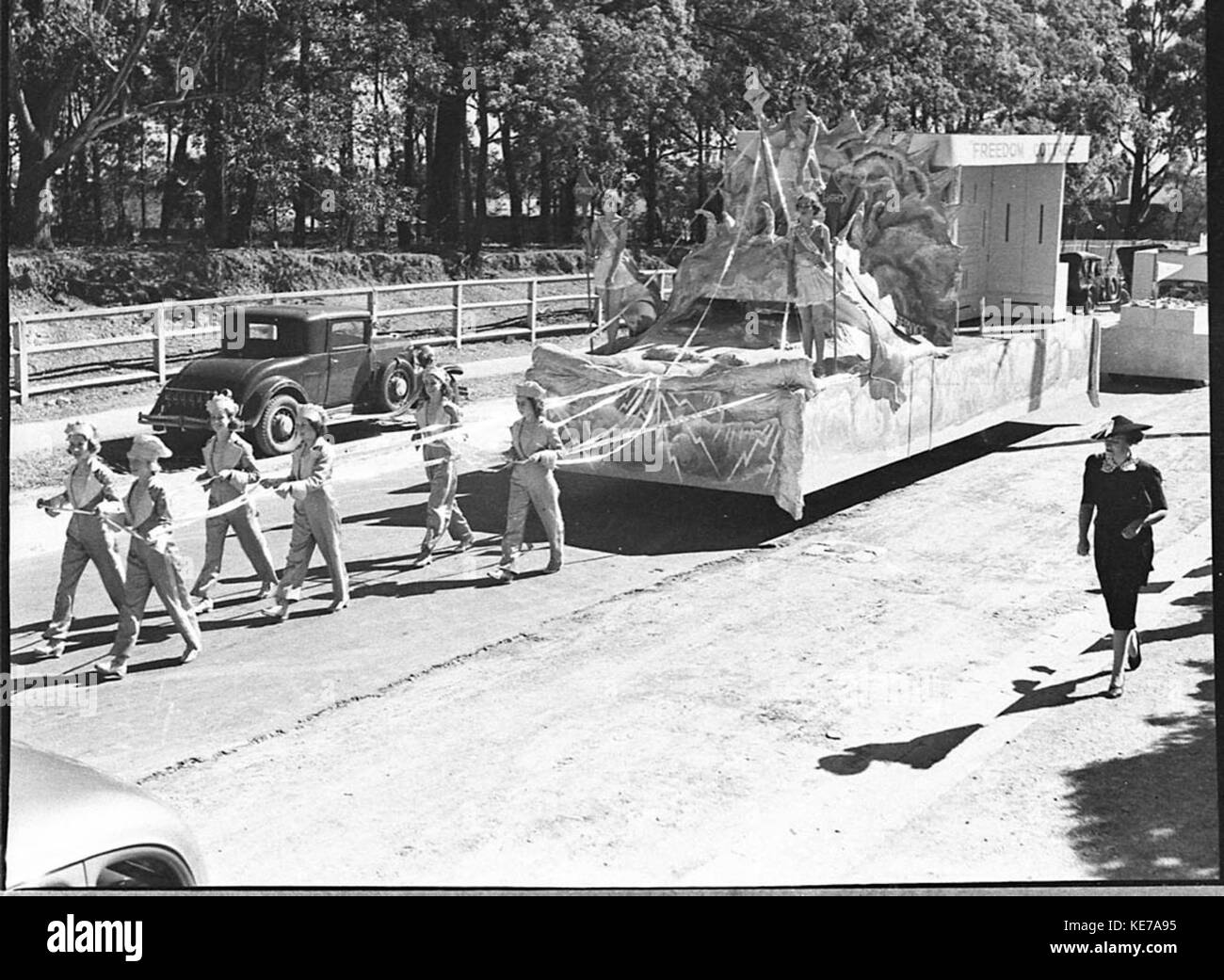 Una fotografia della processione giubilare di Hurstville del 1963 a Kogarah, che mostra la celebrazione della comunità con i partecipanti in costumi storici e carri allegorici locali. Foto Stock