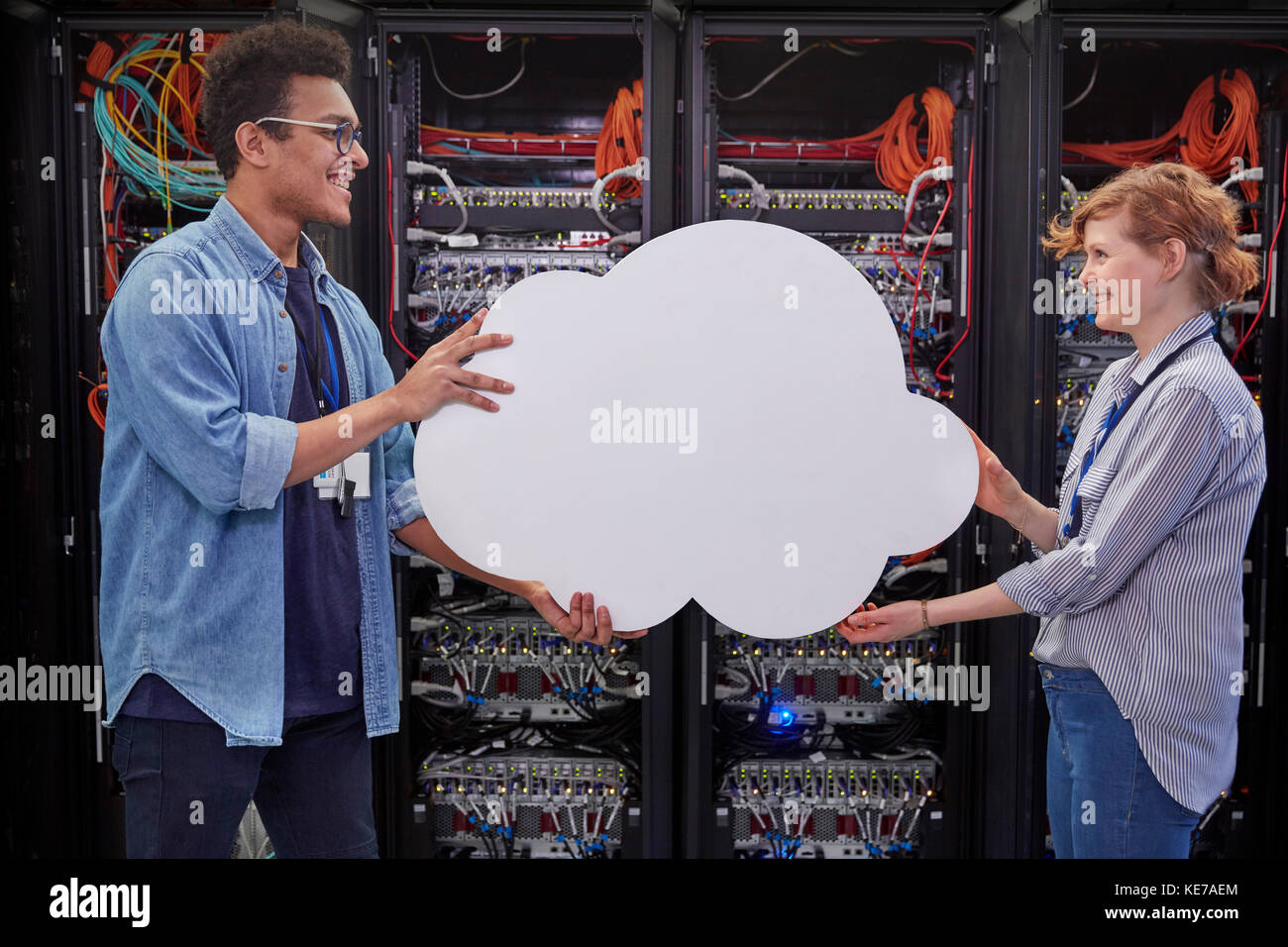 I tecnici IT holding cloud in sala server, il cloud computing Foto Stock