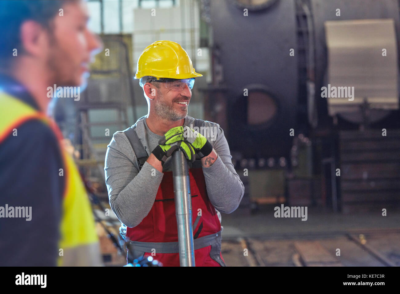 Sorridente ingegnere maschile in fabbrica Foto Stock