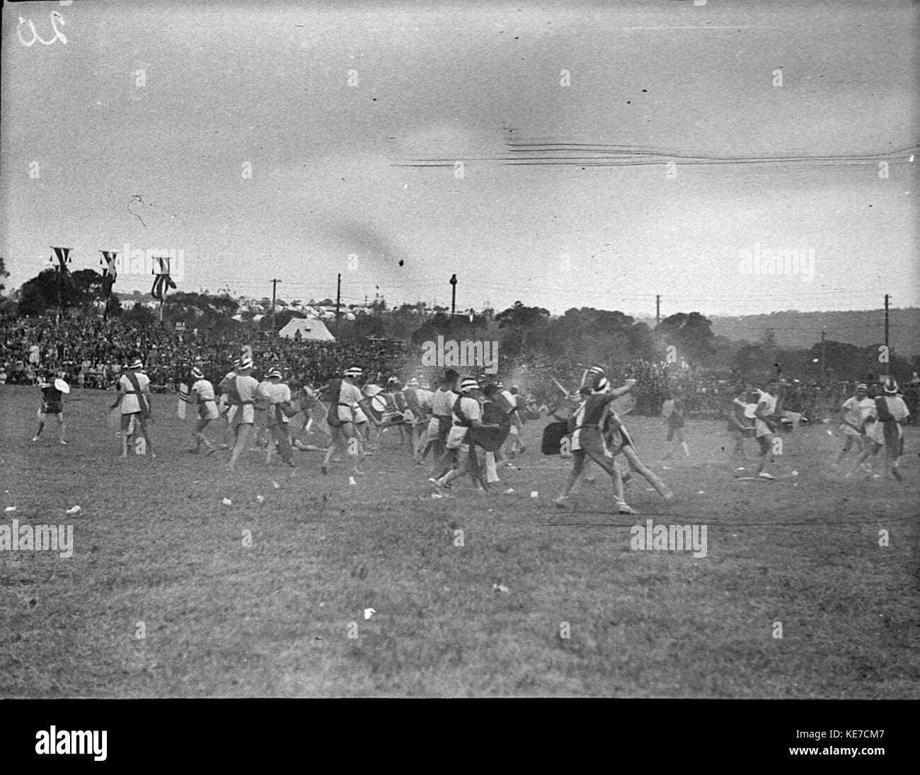 Una fotografia che cattura il 23219 Scouts Jamboree a Lindfield, mostrando un gruppo di esploratori impegnati in varie attività durante l'evento, un importante incontro per le organizzazioni giovanili. Foto Stock Una fotografia che cattura il 23219 Scouts Jamboree a Lindfield, mostrando un gruppo di esploratori impegnati in varie attività durante l'evento, un importante incontro per le organizzazioni giovanili. Foto Stock