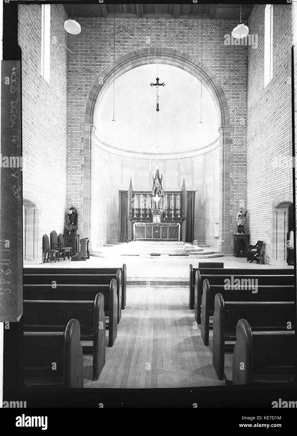 11994 St Marys chiesa di Sydney Nord banchi interni guardando verso l altare per la costruzione di Publishing Co Foto Stock