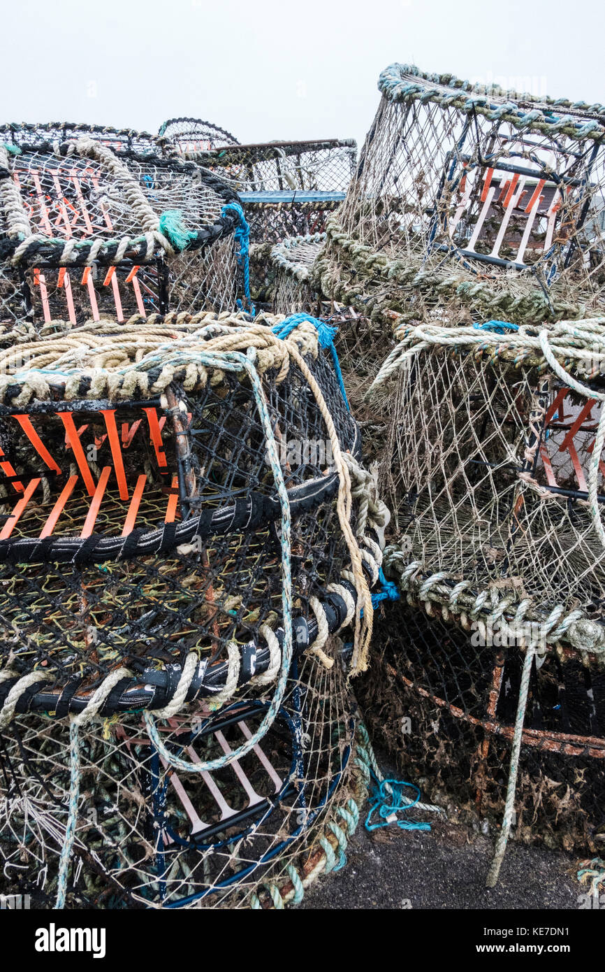 Crab & Lobster Pot impilati su Mudeford Quay Dorset Foto Stock