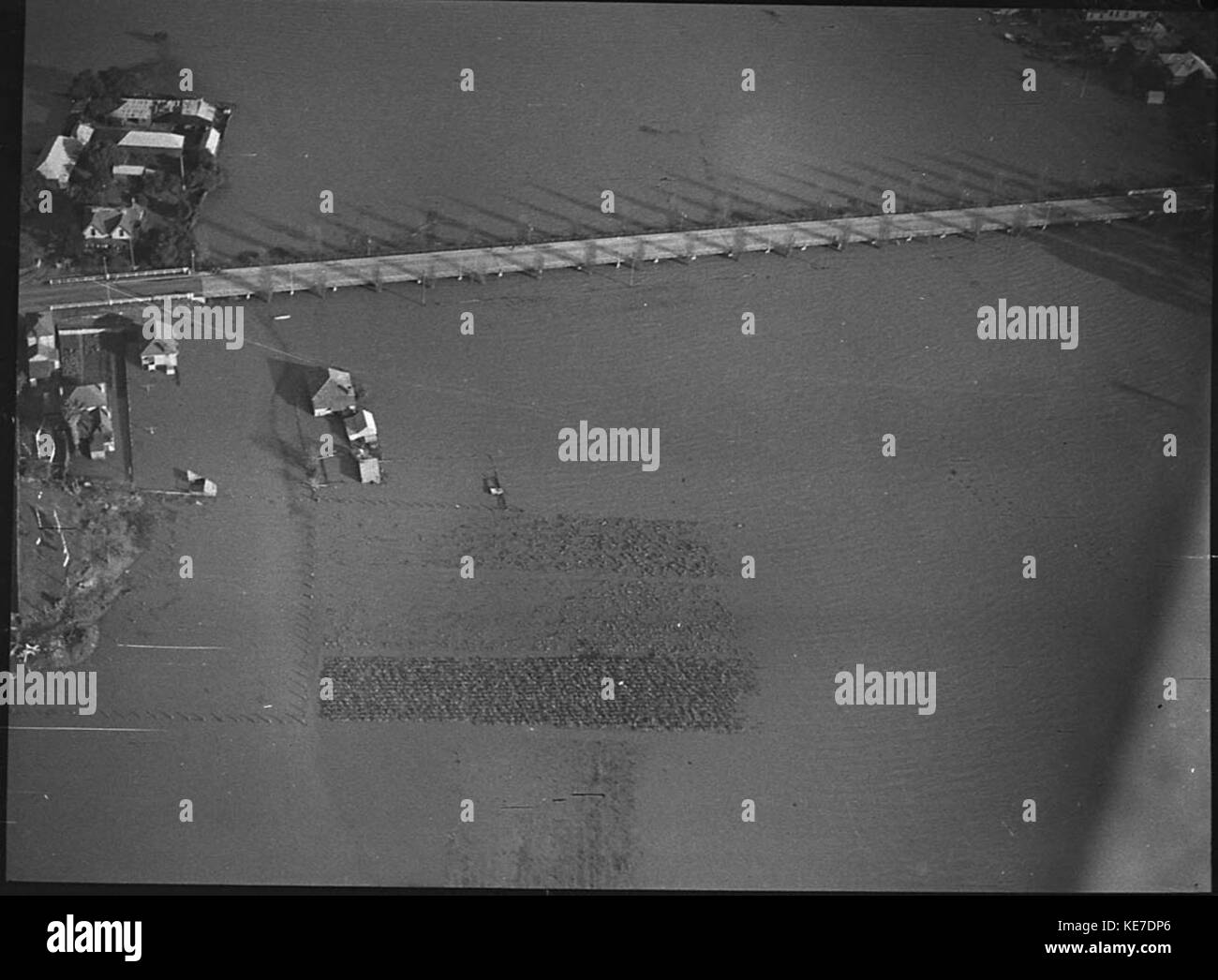 Una fotografia storica che documenta l'alluvione di Maitland, che mostra l'impatto del disastro naturale sulle aree circostanti, con danni visibili alle strutture e alla comunità colpita. Foto Stock