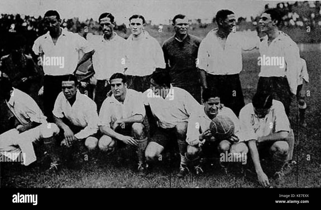 Questa immagine è del 1932, che raffigura un evento di corse o un club. Cattura l'eccitazione e la natura competitiva dello sport durante quell'epoca, concentrandosi probabilmente su una specifica competizione o club di corse. Foto Stock
