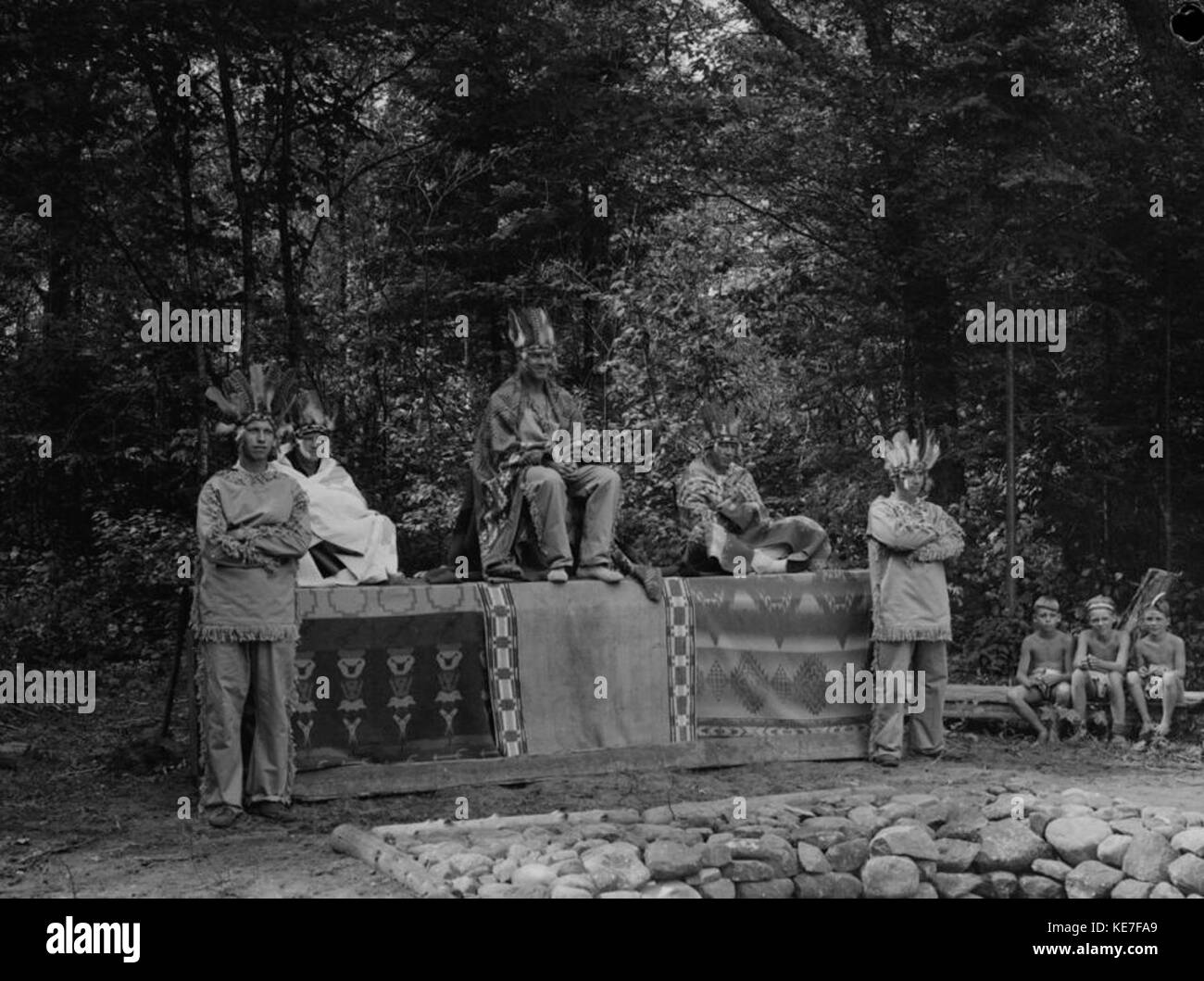 Fotografia di Powter's Camp durante un Consiglio indiano, che mostra la raccolta e l'accampamento degli indigeni, archiviata da BAnQ. Foto Stock